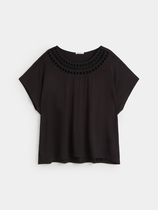 CAMISETA DETALLE CUELLO Negro image number null