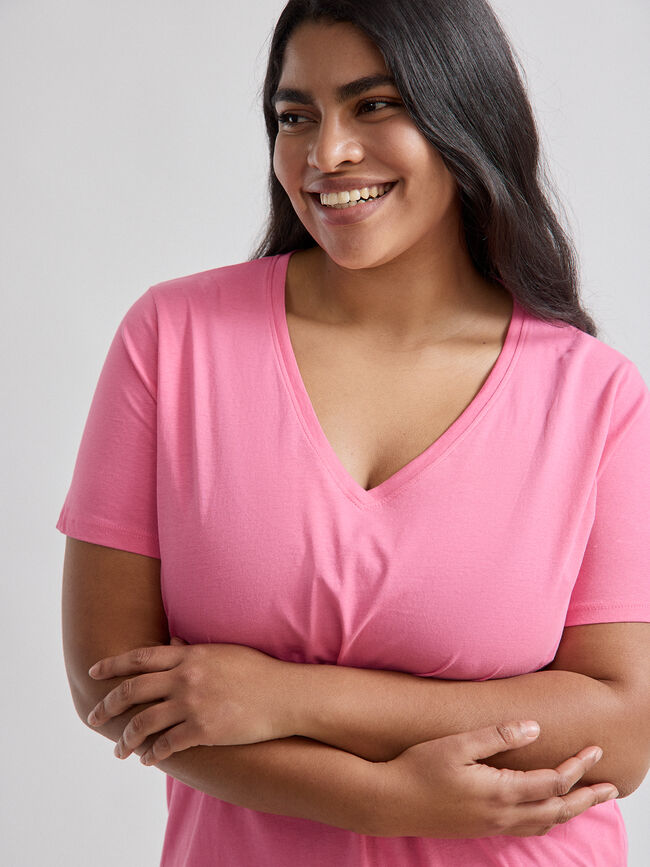 CAMISETA CUELLO PICO Fucsia