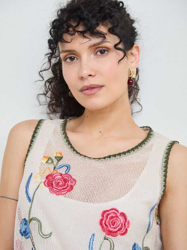 TOP CALADO FLORES BORDADAS Piedra