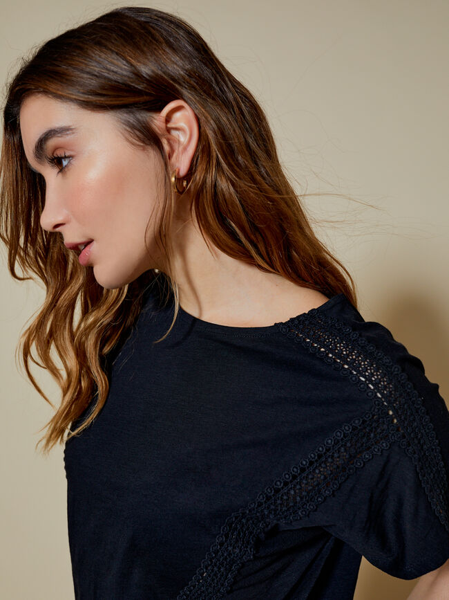 Camiseta detalles bordados Negro