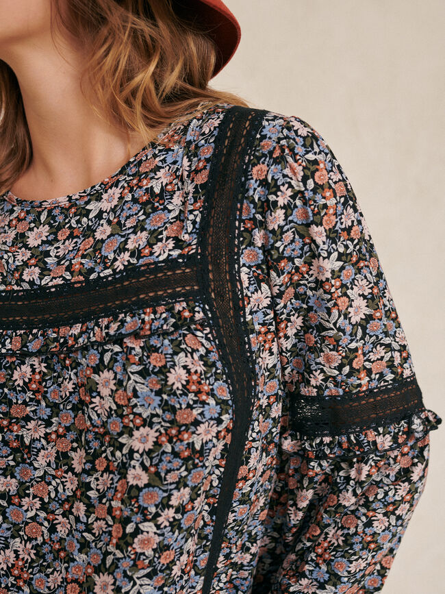 Blusa manga larga detalles puntilla y vo Estampado 1