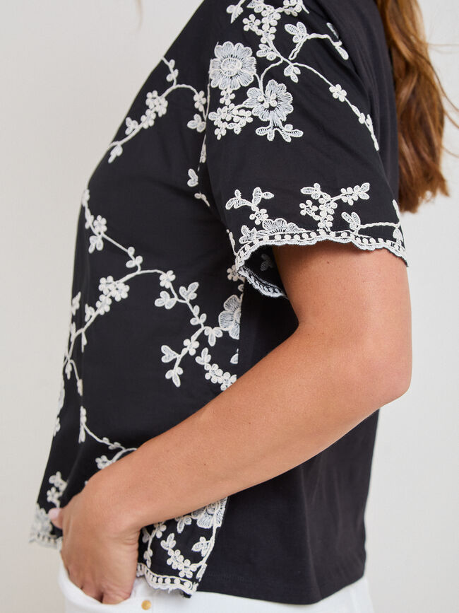 CAMISETA M/C BORDADA Negro