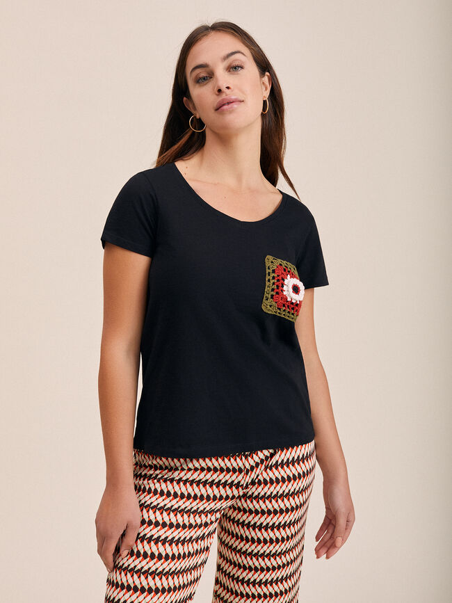 Camiseta escote pico con detalle en bols Negro