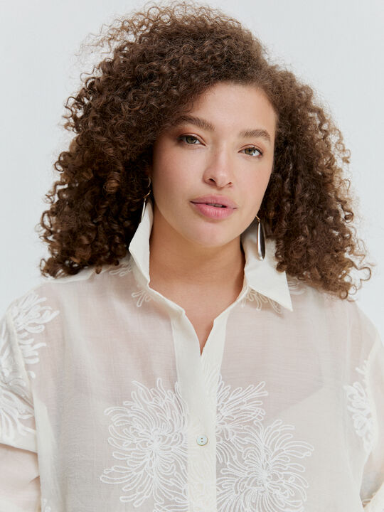 CAMISA ABERTURA TRASERA Blanco Hueso image number null