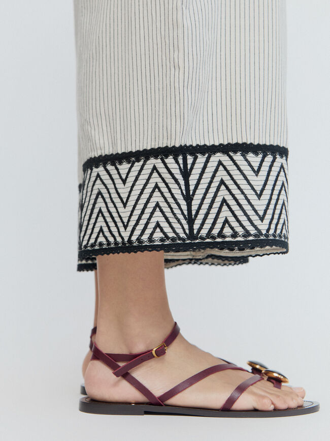 PANTALON BAJO BORDADO Negro