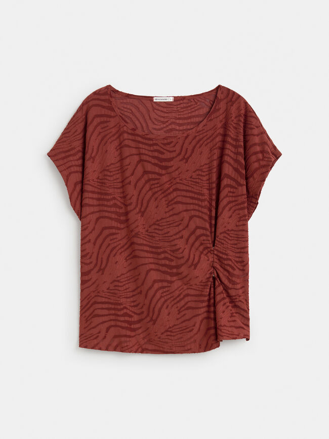 CAMISETA DETALLEL PINZADO ROJO MARTE