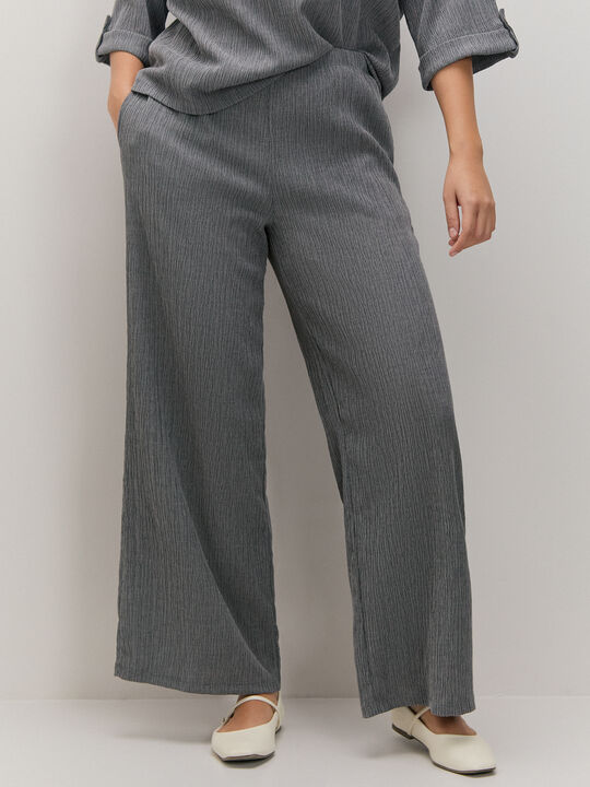 PANTALON TEXTURA Gris Oscuro image number null
