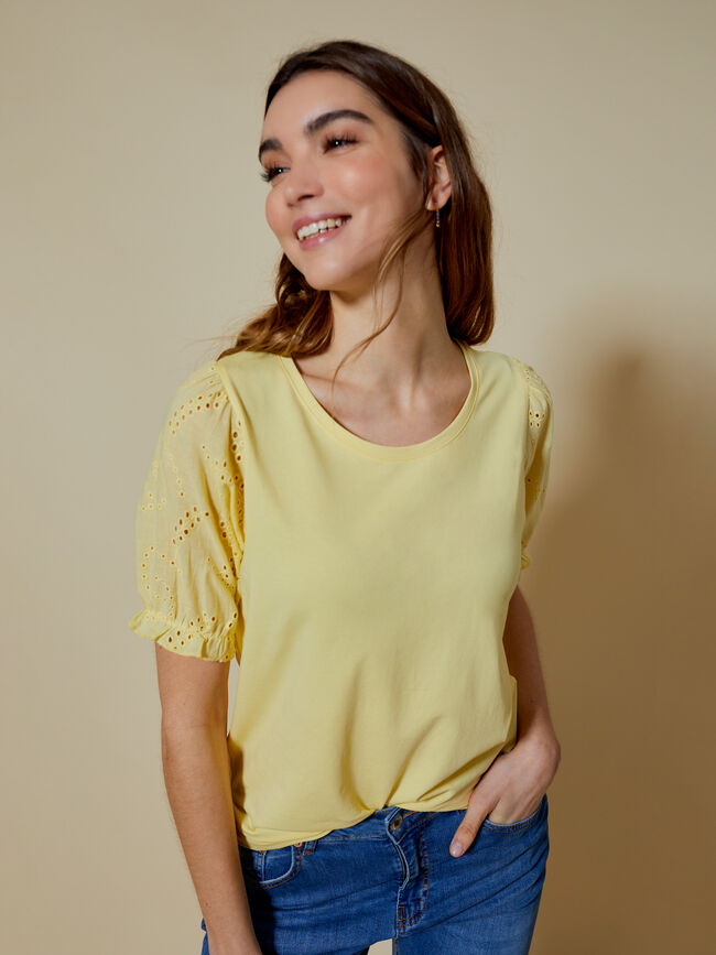 camiseta detalle calados en mangas Amarillo