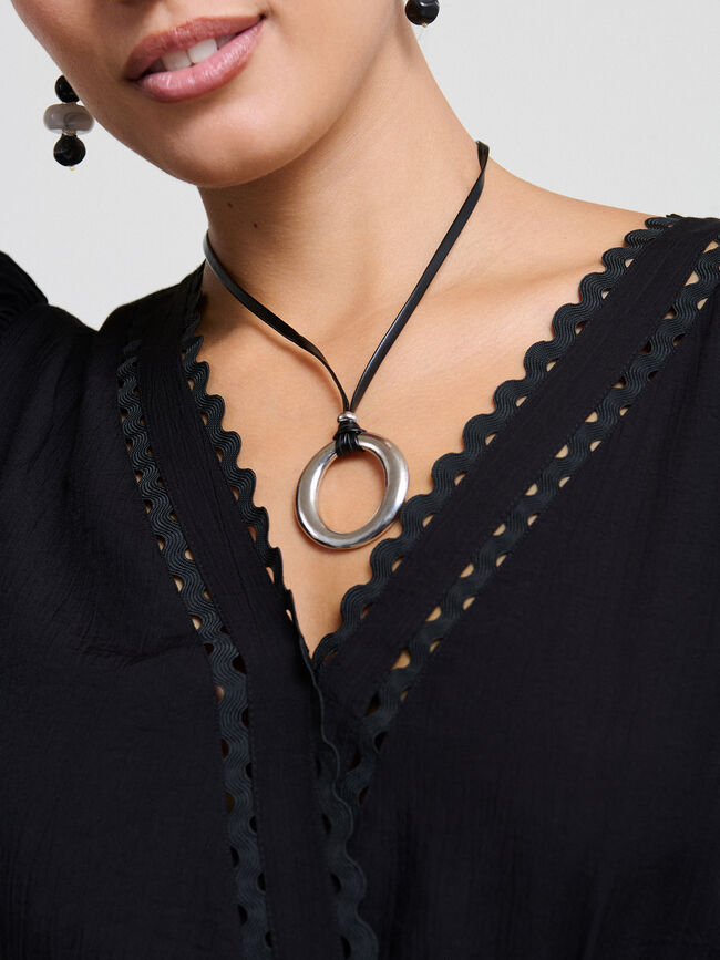 COLLAR PIEZA C&Iacute;RCULO Negro