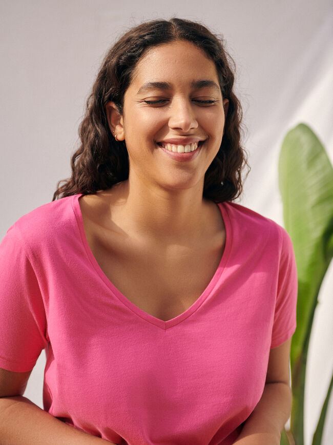 Camiseta cuello pico 100% algodón Fucsia