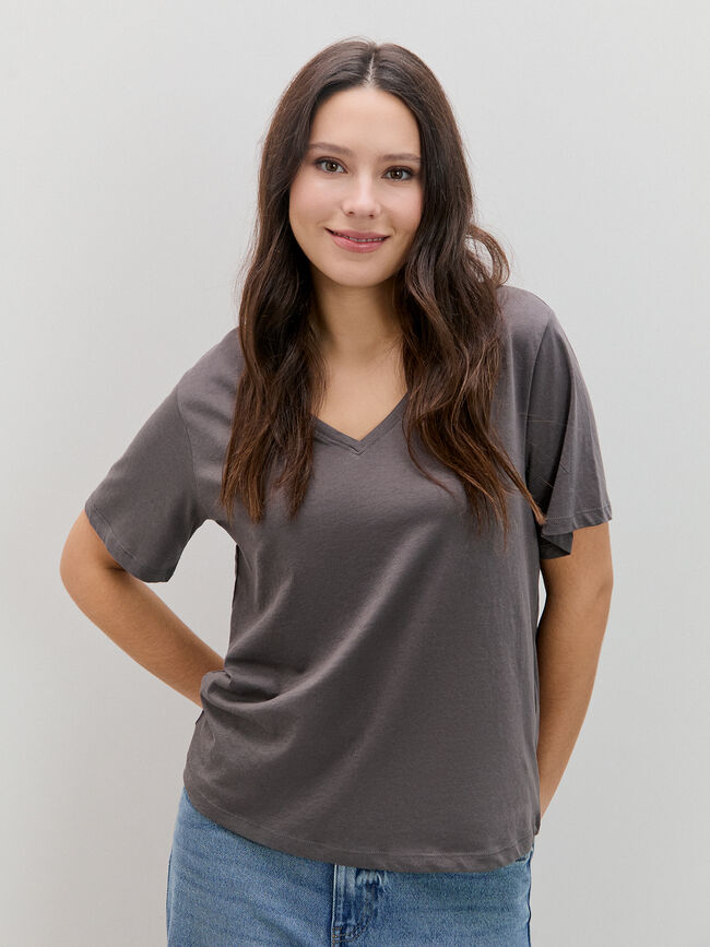 CAMISETA CUELLO PICO Gris Oscuro