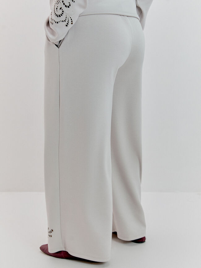 PANTALON DETALLE TROQUELADO Piedra