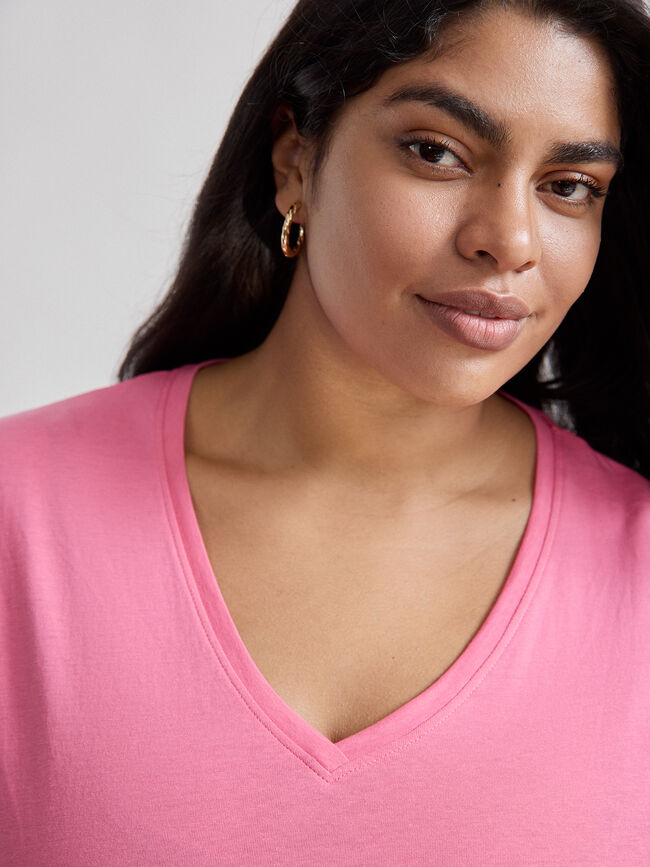 CAMISETA CUELLO PICO Fucsia