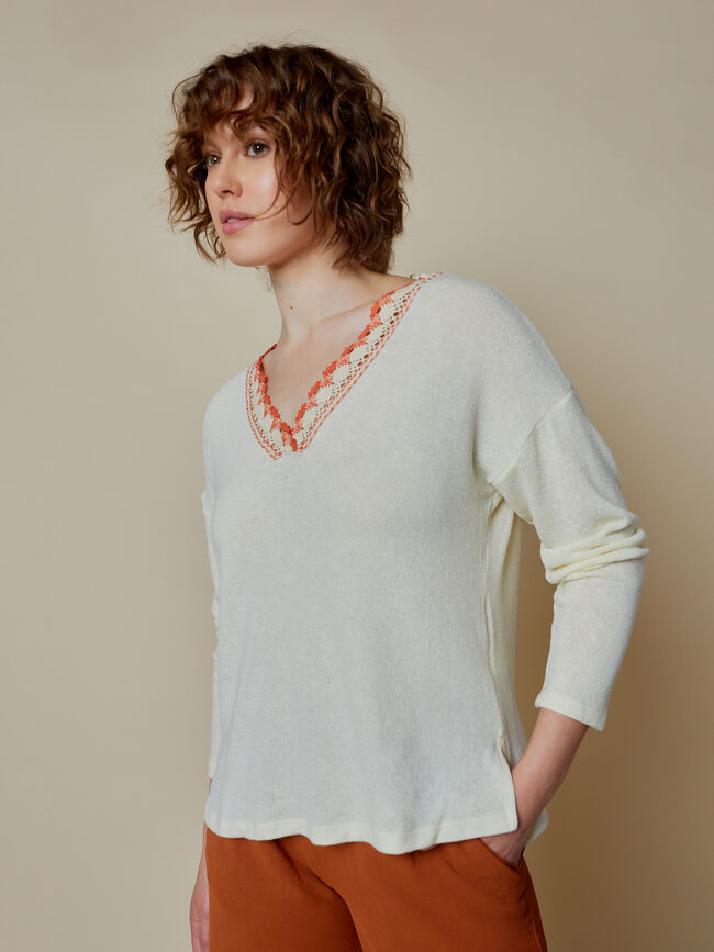 JERSEY DETALLE CUELLO BORDADO Crudo