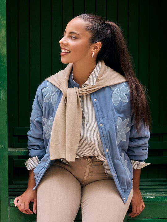 CHAQUETA BORDADA FLORES Azul Chambray image number null