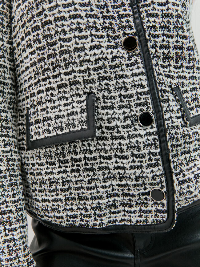 CHAQUETA DETALLE PU Negro