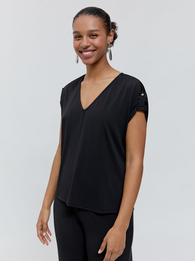 CAMISETA ESCOTE PICO Negro