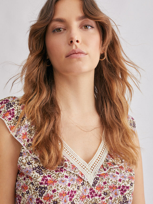 camiseta corte imperio, cuello pico con Crudo Claro