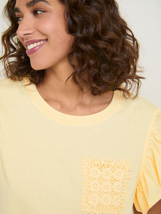 CAMISETA DETALLE BOLSILLO Amarillo Pastel image number null