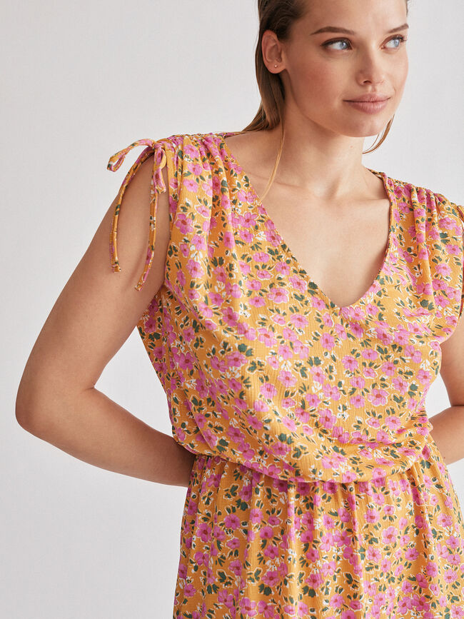 Vestido corto estampado Mostaza