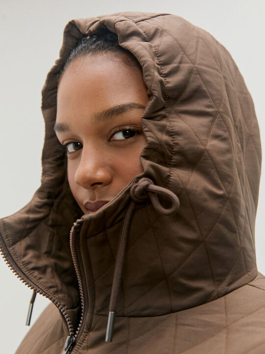 CHAQUETA DETALLE CAPUCHA Marron Medio image number null