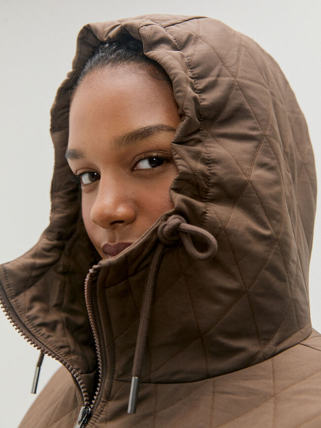 CHAQUETA DETALLE CAPUCHA Marron Medio