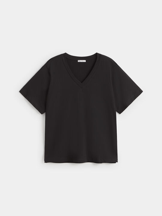 CAMISETA CUELLO PICO Negro image number null
