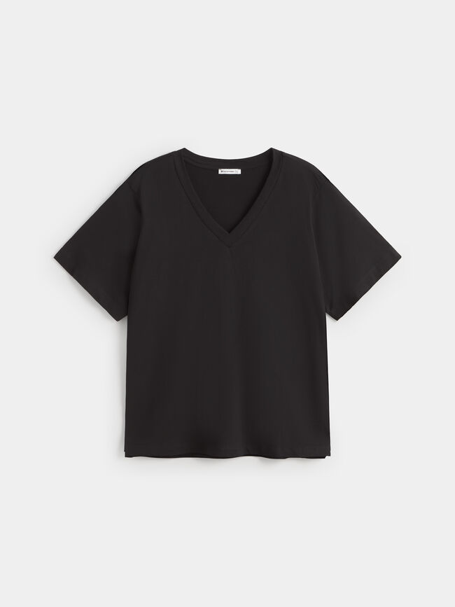 CAMISETA CUELLO PICO Negro