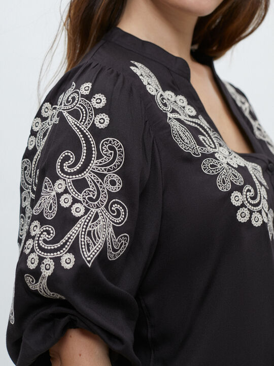 BLUSA BORDADA Negro image number null