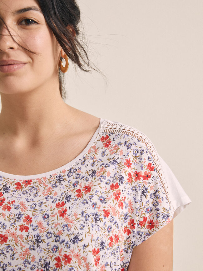 Camiseta con print y entredós en mangas Estampado 1
