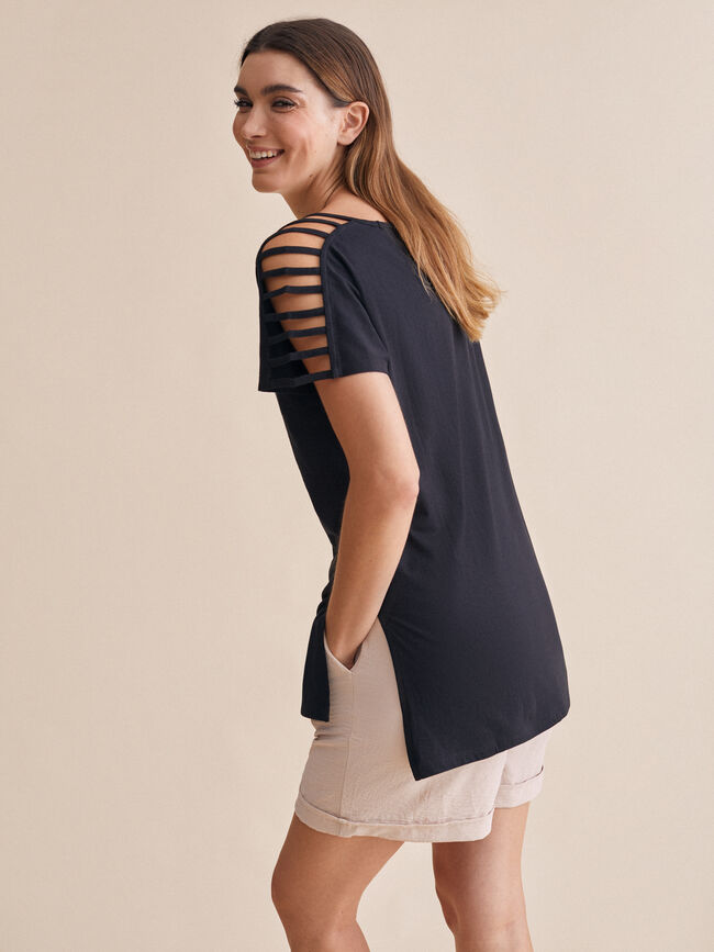 camiseta detalle aberturas en hombros 10 Negro