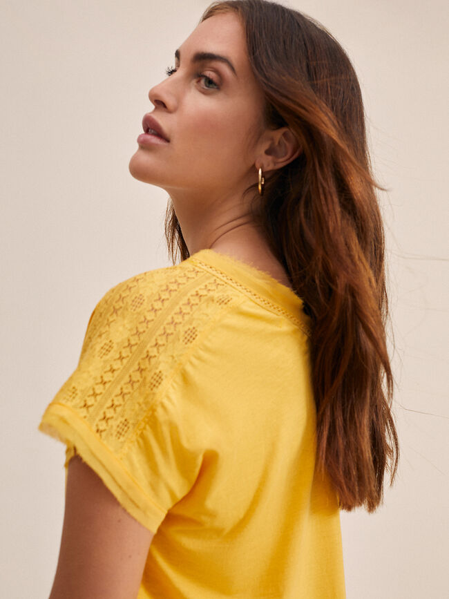 Camiseta cuello pico 100% algodón Mostaza
