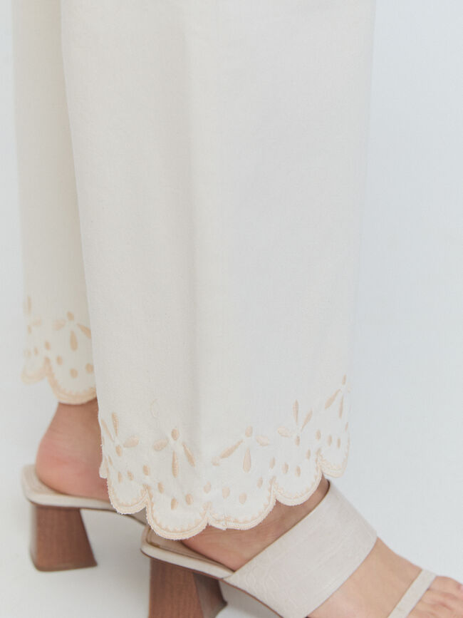 PANTALON DETALLE BORDADO Crudo
