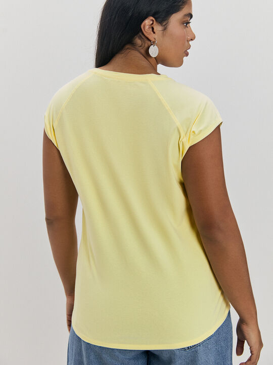 CAMISETA LETTERING GEL Amarillo Pastel image number null