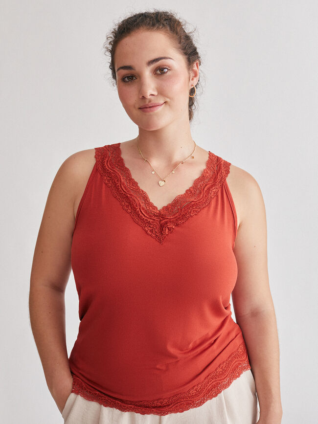 top con detalle bordado en cuello y bajo Azafran 2