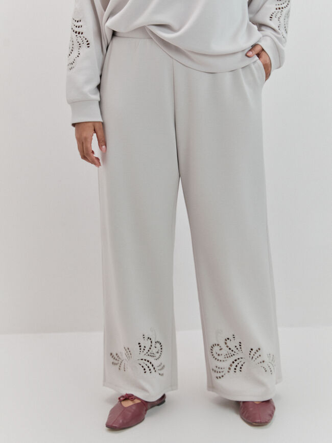 PANTALON DETALLE TROQUELADO Piedra