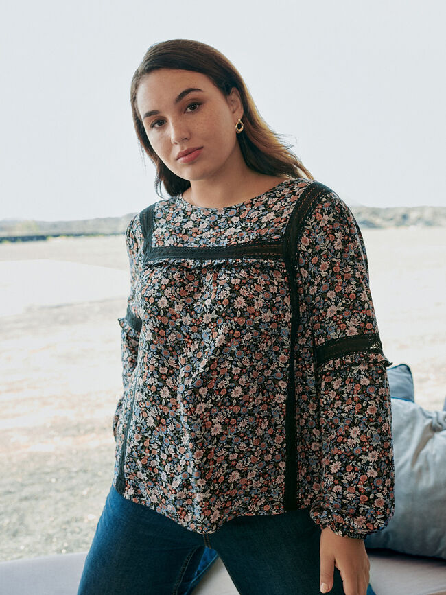 Blusa manga larga detalles puntilla y vo Estampado 1