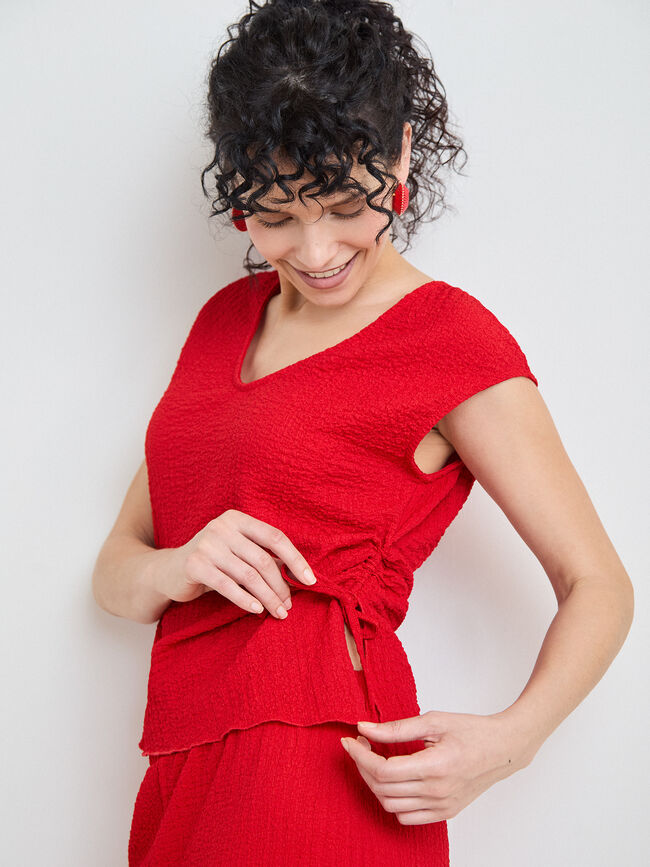 CAMISETA CUELLO Y ABERTURA Rojo