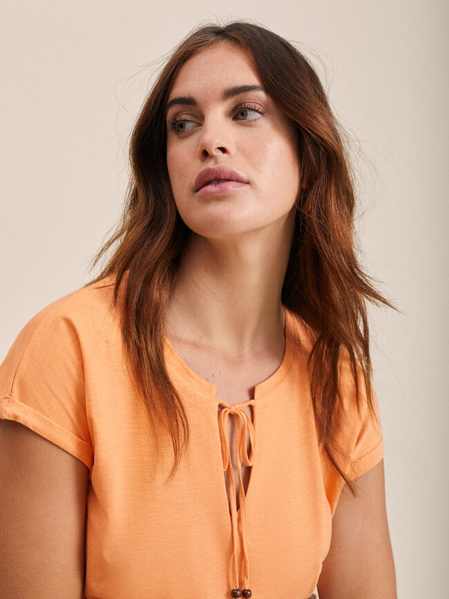Camiseta lazada en escote 100% algodón naranja golden