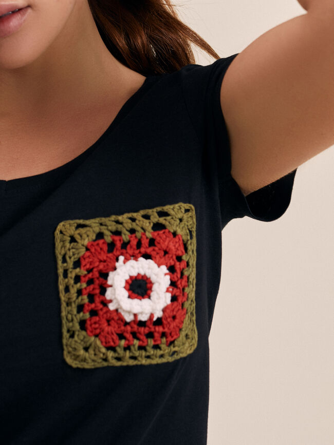 Camiseta escote pico con detalle en bols Negro