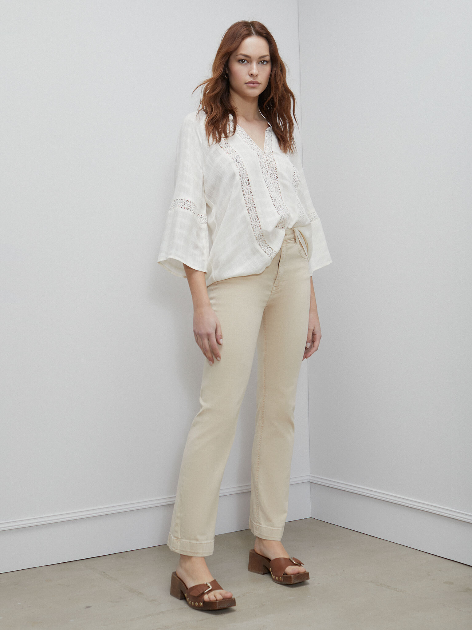 Blusa blanca con manga acampanada on sale