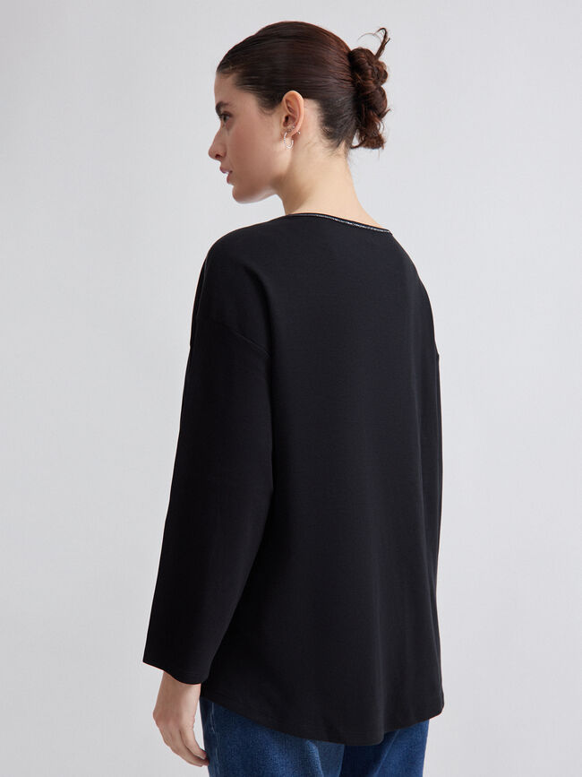 CAMISETA CUELLO BRILLO Negro