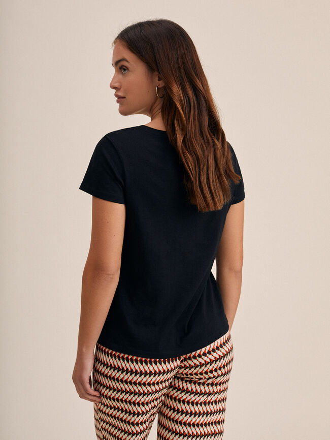 Camiseta escote pico con detalle en bols Negro