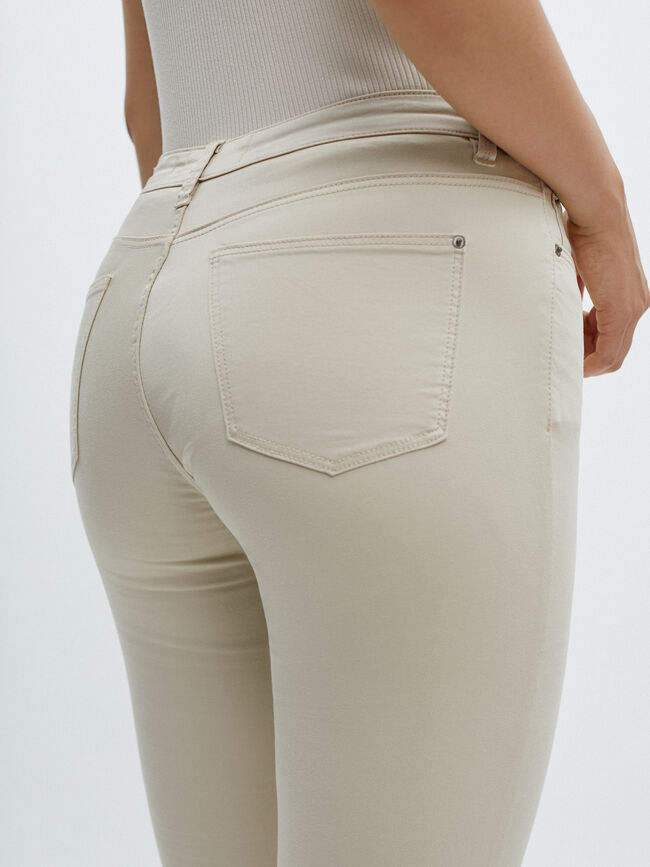 Vaquero pitillo básico Beige