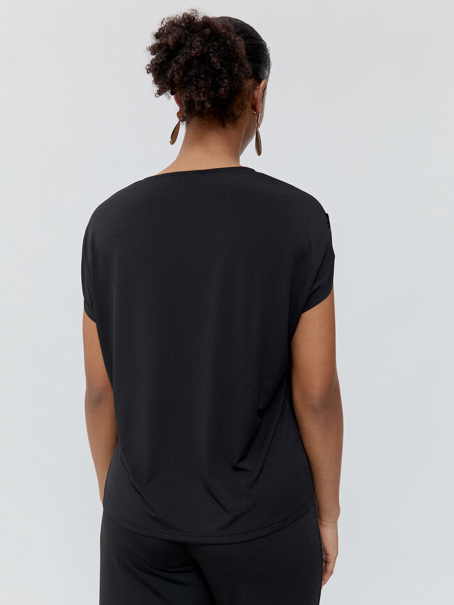 CAMISETA ESCOTE PICO Negro