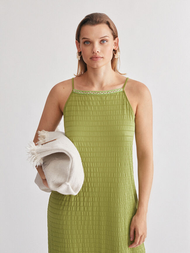 vestido con fornitura en escote kaki claro
