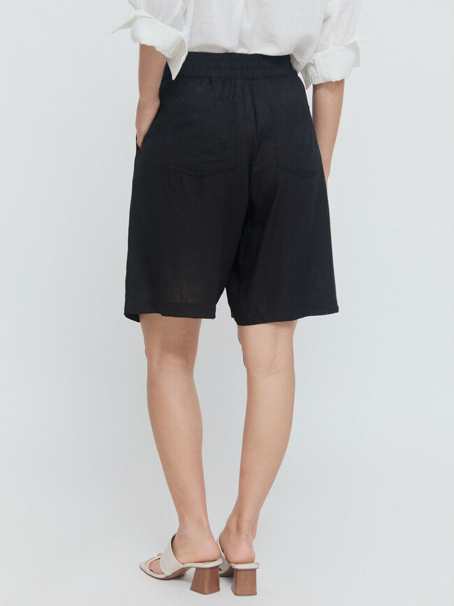 BERMUDA CON CINTURON Negro